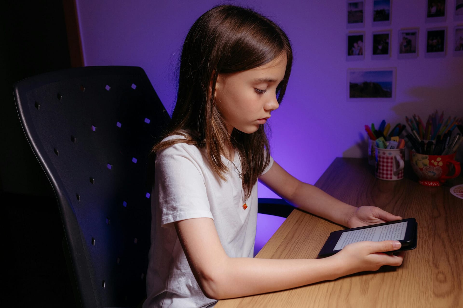 child using tablet HERO scaled