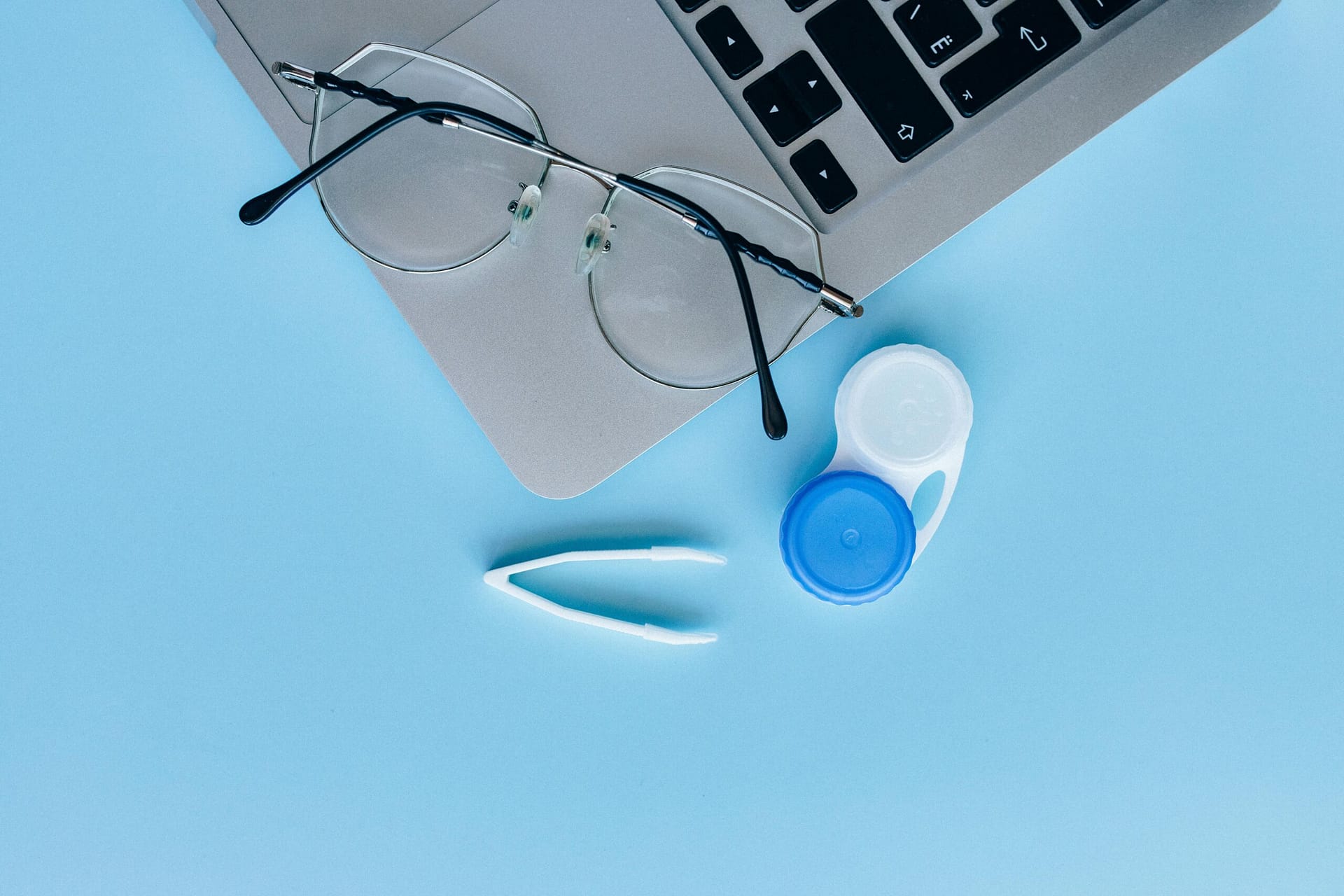 Contact Lenses vs Glasses comparison for lifestyle and vision correction.