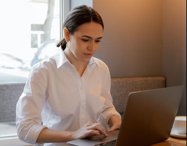 This comprehensive infographic outlines the perfect daily routine for digital eye health. It covers essential habits such as natural light exposure in the morning, the 20-20-20 rule during work hours to prevent digital eye strain, and an evening recovery protocol using thermal therapy to soothe tired eyes. Implementing this routine is a key vision biohacking strategy to maintain ocular comfort and long-term eyesight clarity in the digital era.