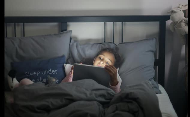 Common myths about do smartphones damage childrens vision in low light environments